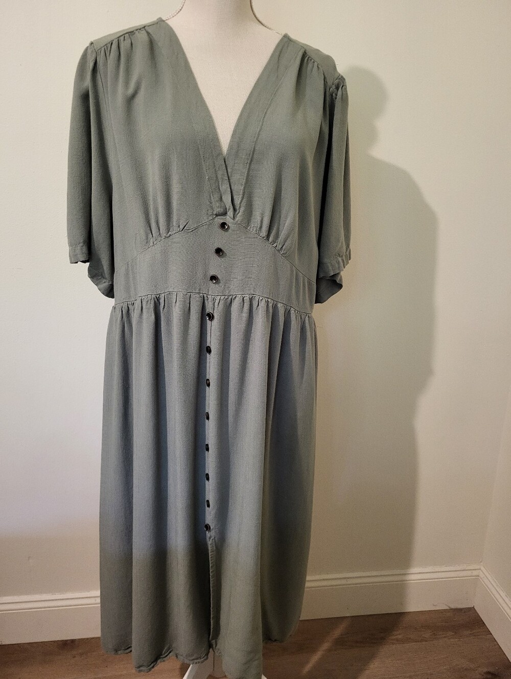 Womens Light Sage Rayon V-Neck Midi Dress Short Sleeved Holiday Career Pockets